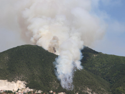 VIDEO: Veliki požar iznad Podbora: Vjetar otežava gašenje nepristupačnog terena