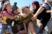 Žene pretukle vojnika koji je nasrnuo na dječaka