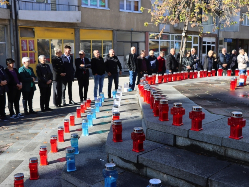 FOTO: Svi sveti - U Prozoru zapaljene svijeće za poginule i preminule branitelje