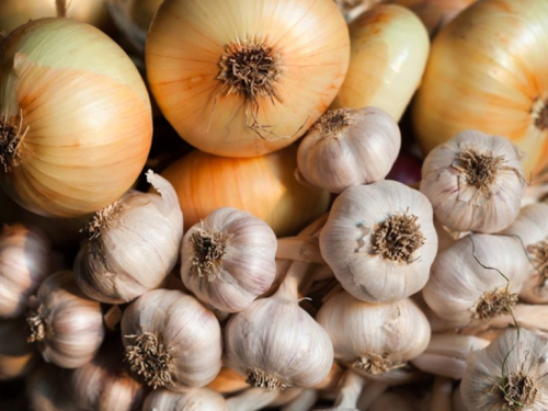 Trik s papirnatom vrećicom: Kako da luk i češnjak ostanu svježi tjednima?