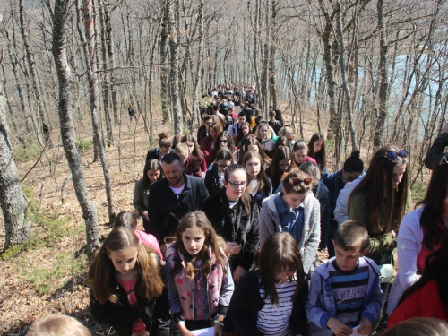 FOTO/VIDEO: Nadbiskupijski križni put mladih na Šćitu