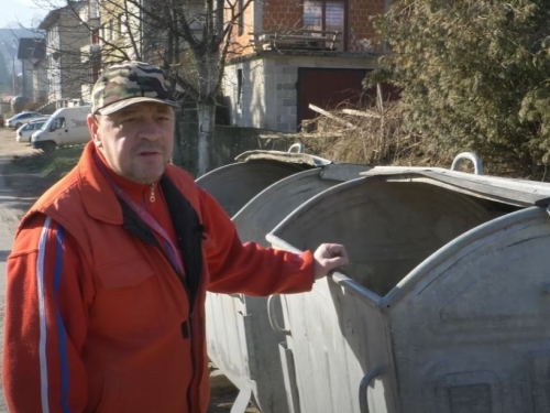 VIDEO: Nikola pun ratnih gelera prebire kontejnere - da preživi