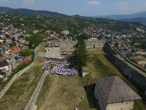 Više od 1000 mladih na zajedničkom Hodočašću Mladeži HDZ BiH i Mladeži HDZ RH u Jajcu