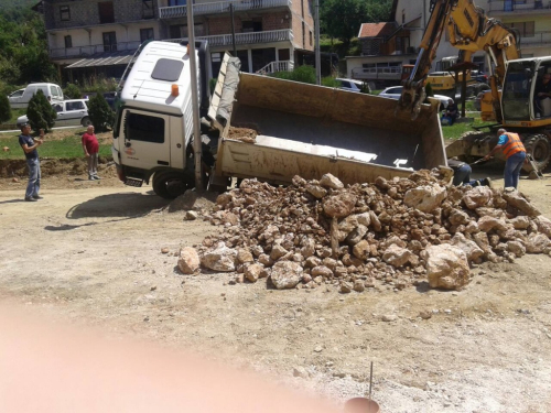 FOTO: U Prozoru se prevrnuo kamion natovaren zemljom