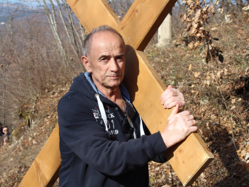 FOTO: Pobožnost križnog puta u župi Uzdol