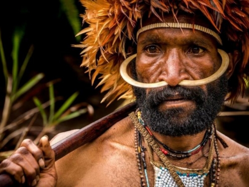 VIDEO: Pogledajte što se dogodi kada izolirano pleme prvi put vidi bijelog čovjeka
