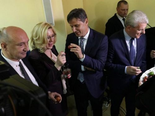 Tucanje kod kardinala bez HDZ-a i SNSD-a