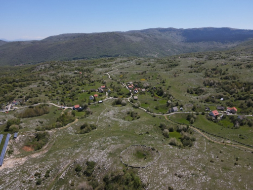 FOTO/VIDEO: Biskup Pero Sudar na Proslapu blagoslovio Spomen ploče