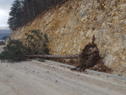 FOTO: U Hercegovini olujni vjetar ruši sve pred sobom