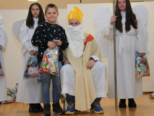 FOTO: Sveti Nikola razveselio najmlađe u župi Rumboci