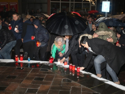 FOTO: U Prozoru zapaljene svijeće za tragično preminulog generala Slobodana Praljka