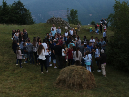 FOTO: Održana 10. kulturna večer na brdu Gračac u Podboru