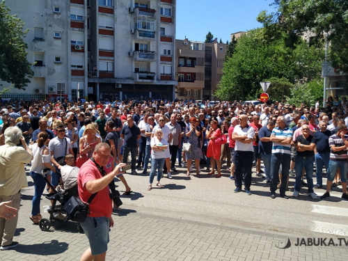 Radnici Aluminija prosvjeduju: Pale svijeće i najavljuju odlazak u Njemačku