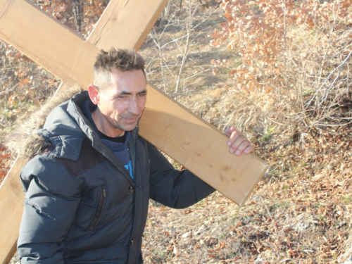 FOTO: Pobožnost križnog puta u župi Uzdol