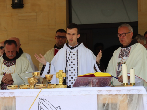 FOTO: Na Šćitu svečano proslavljena Velika Gospa i Mlada misa fra Mile Belje