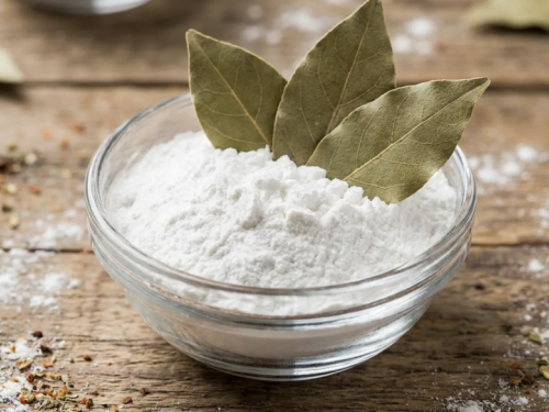 Lovor i prašak za pecivo: jednostavan kućni trik protiv mirisa i vlage