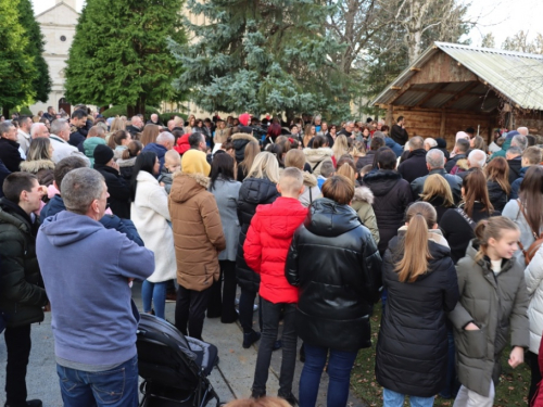 FOTO: Na Šćitu uprizorene žive jaslice