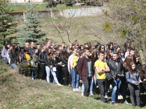 FOTO/VIDEO: Nadbiskupijski križni put mladih na Šćitu