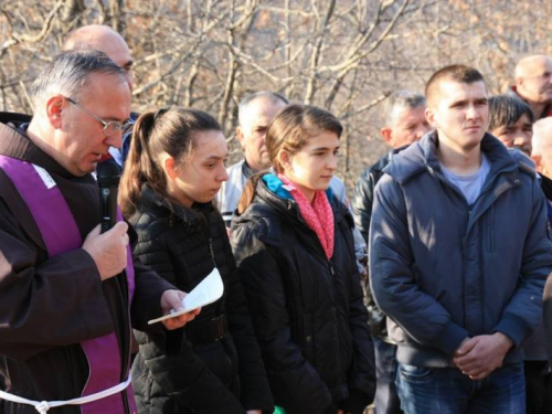 FOTO: Fra Andrija Jozić predvodio Križni put na Uzdolu