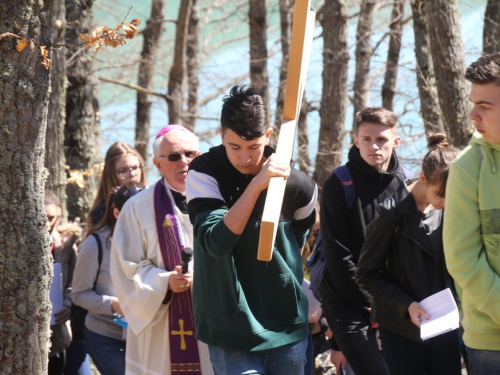 FOTO/VIDEO: Nadbiskupijski križni put mladih na Šćitu