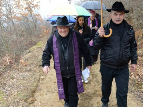 FOTO: Mons. dr. Pero Sudar predvodio misu i Križni put na Uzdolu