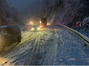 Prvi snijeg privremeno obustavio promet na prijevoju Makljen