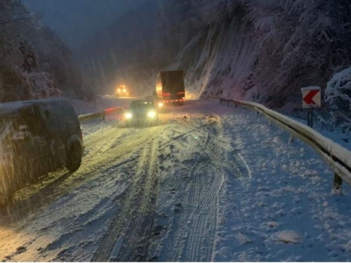 Prvi snijeg privremeno obustavio promet na prijevoju Makljen