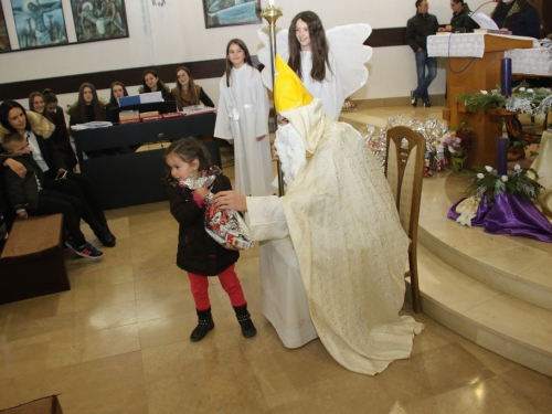 FOTO: Sv. Nikola podijelio paketiće djeci u Rumbocima