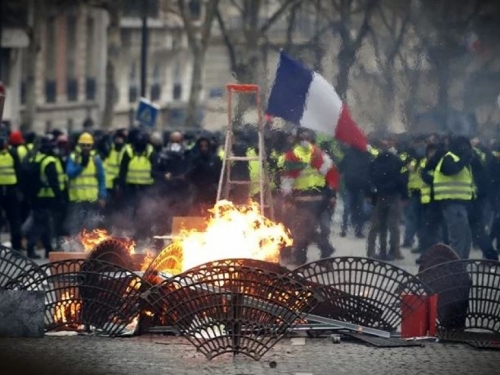 Francuska gori, što će sada Macron?