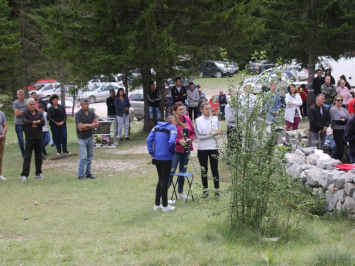 FOTO: Na Vranu služena sv. misa za poginule duvandžije