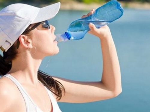 Koliko trebate piti vode da biste skinuli višak kilograma?
