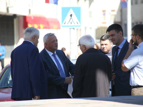 FOTO: Polaganjem vijenaca i svečanom sjednicom započelo obilježavanje Dana općine