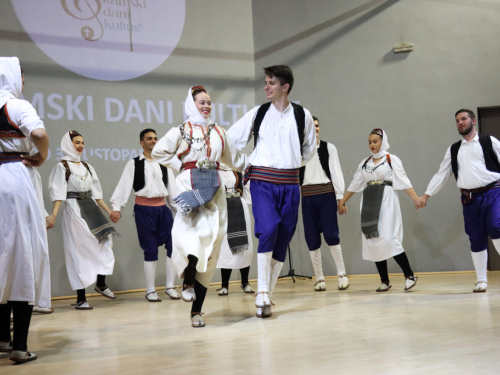FOTO: Večer folklora u Domu kulture: Susret tradicije, glazbe i zajedništva