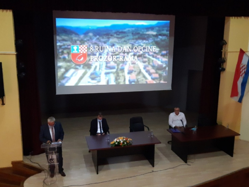 FOTO: Polaganjem vijenaca i svečanom sjednicom započelo obilježavanje Dana općine