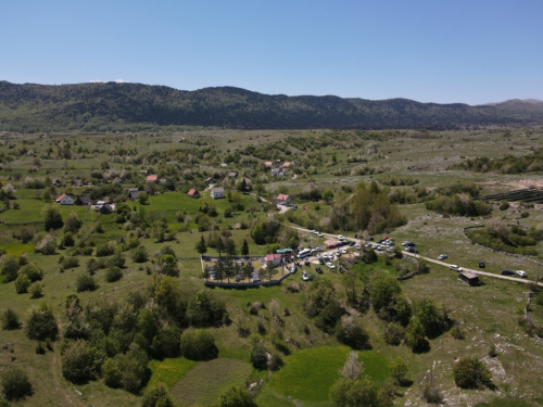 FOTO/VIDEO: Biskup Pero Sudar na Proslapu blagoslovio Spomen ploče