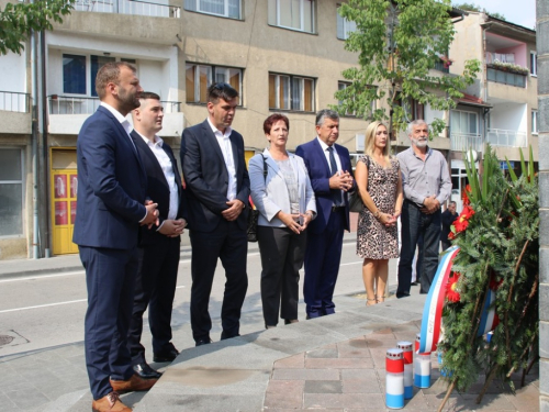 FOTO: Polaganjem vijenaca i svečanom sjednicom započelo obilježavanje Dana općine