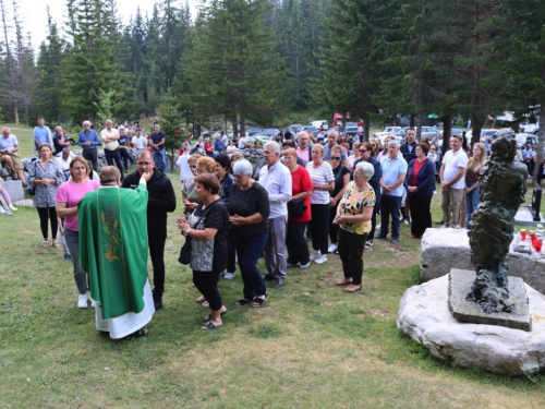 FOTO/VIDEO: Na Vranu služena sv. misa za poginule duvandžije