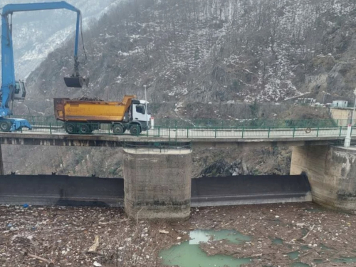 Čisti se plutajući otpad na Jablaničkom jezeru