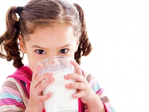 Zašto i kako na pravi način davati djeci mlijeko