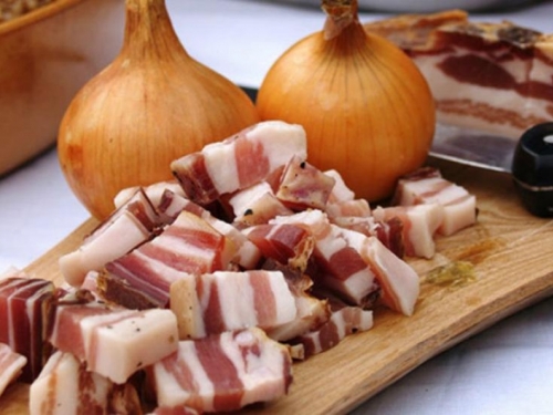 Zašto je dobro jesti svinjsku mast, špek i luk?