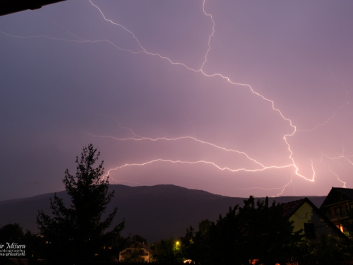 FOTO: Munje večeras 'parale' ramsko nebo