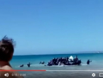Snimljen trenutak kada čamac pun migranata pristiže na španjolsku plažu