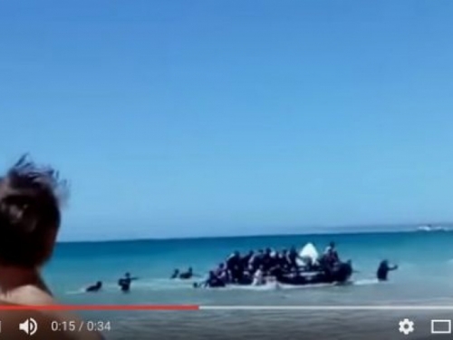 Snimljen trenutak kada čamac pun migranata pristiže na španjolsku plažu