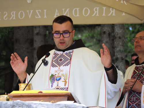FOTO/VIDEO: Tisuće hodočasnika okupilo se na Kedžari u spomen na Divu Grabovčevu