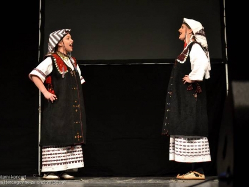 FOTO: Čuvarice i HKUD Rama nastupali u Mostaru