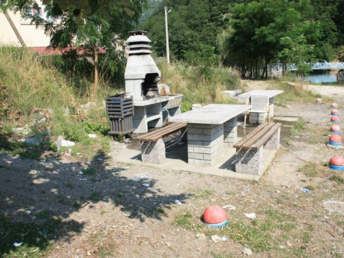 FOTO: Akcija čišćenja odmorišta i plaže na Gračacu