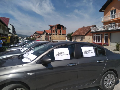 Na automobilima u Uskoplju osvanuli plakati s porukama mira i suživota!