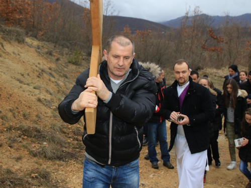 FOTO: Vlč. Ljubo Zadrić predvodio križni put na Uzdolu