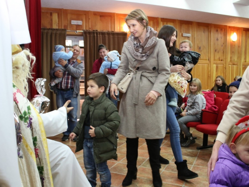 FOTO: Sv. Nikola i ove godine razveselio djecu u župi Rama Šćit