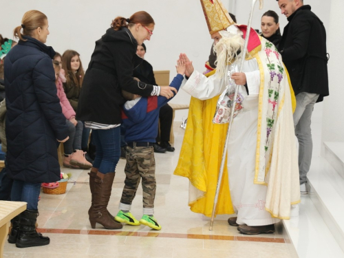 FOTO: Sv. Nikola podijelio darove djeci na Orašcu